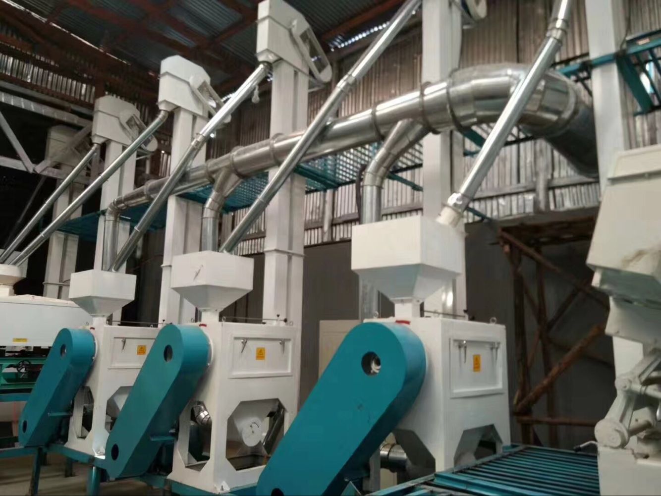 小型大米加工廠設(shè)備操作大米加工設(shè)備時(shí)這些事項(xiàng)要注意(圖1) 小型大米加工廠設(shè)備操作大米加工設(shè)備時(shí)這些事項(xiàng)要注意(圖1)